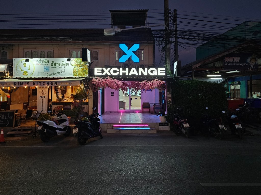 Фасад офиса Grither Exchange ночью